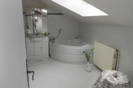 Large bathroom (bath, shower, 2 basins) - 3.5m x 3.5m