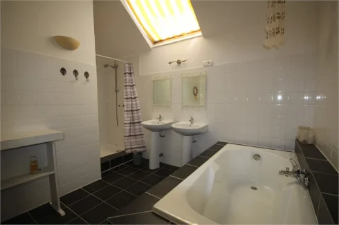 Bathroom with bath tub in the Gite