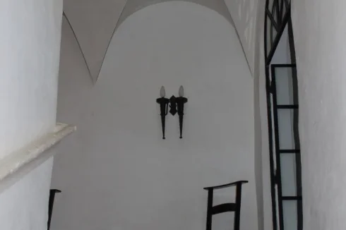 The landing with vaulted ceiling on the first floor outside the salon