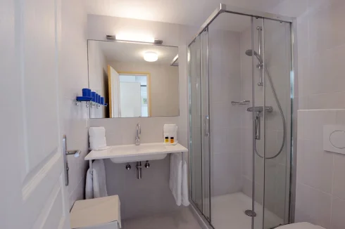 Garden flat - en-suite shower room