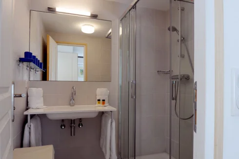 Garden flat - en-suite shower room