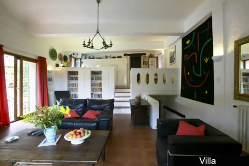 Villa - lounge area and galleried kitchen