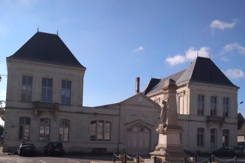 Hotel de Ville and main square, Lencloître