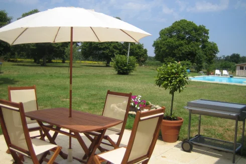 2 bedroomed Cottage patio overlooking the pool