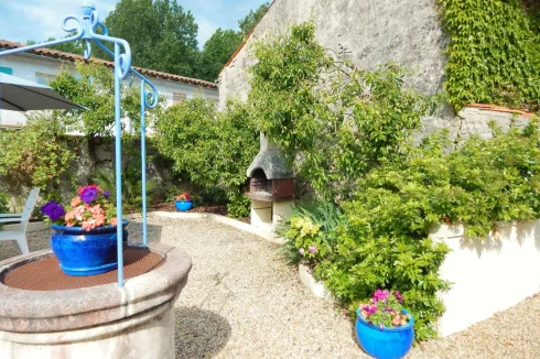 Gite 1 courtyard