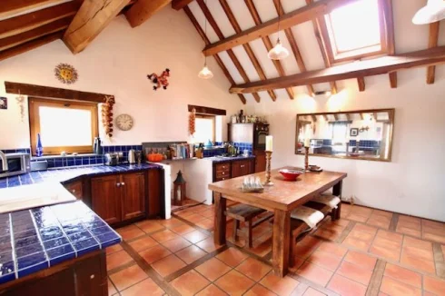 Huge familly kitchen, perfect for entertaining! (26Msq)