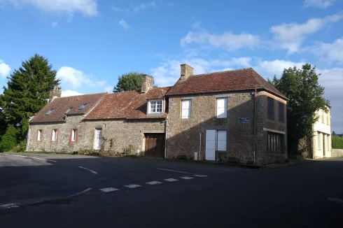 Shows full terrace of 3 houses