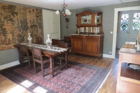 dining room looking towards right entrance