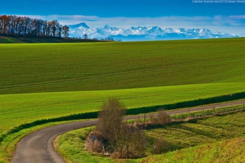 Enjoy views of Pyrenees with skiing, hiking, thermals close by