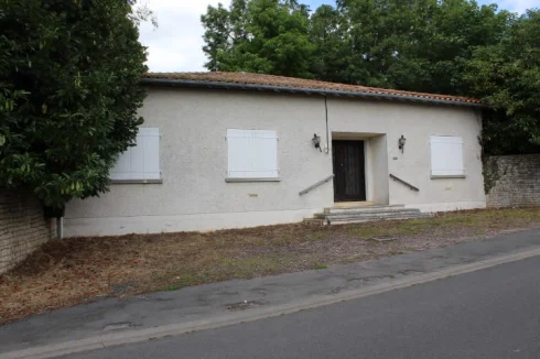 Single storey building - potential gite or commercial premises