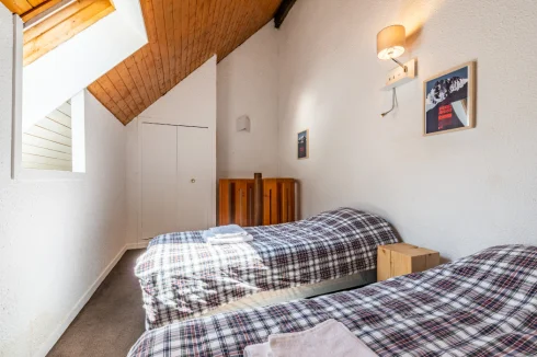 Bedroom 2 with 2 single bed and high ceilings