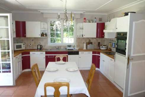 Kitchen with built in cooker, halogen hob, built in freezer and fridge