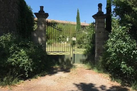 The garden's portal with a park placea parking