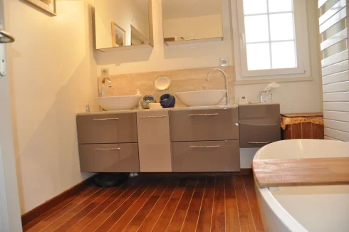 Main house - en suite bathroom with master bedroom downstairs