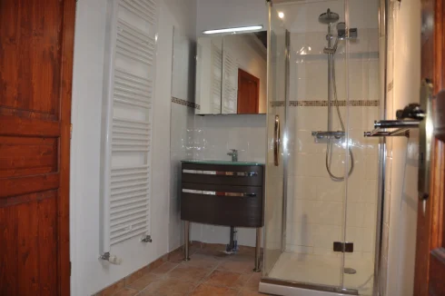 Villa Peuplier - shower room en-suite downstairs