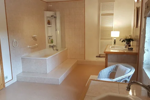 Salle de bain et son grand placard coulissant