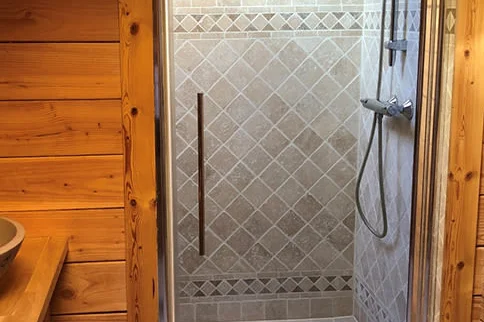 Large fully tiled shower with seat