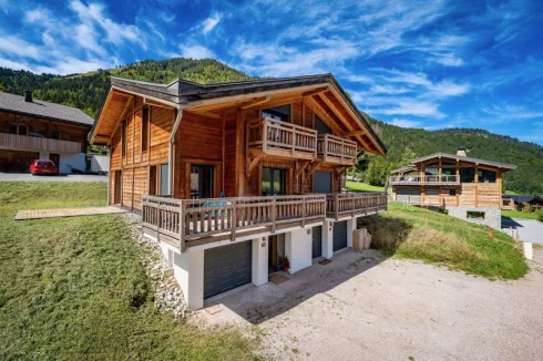 3-Bed Chalet with Stunning Mountain Views, Morzine, Haute-Savoie