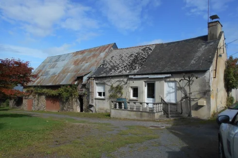 Wow ! a Hamlet – Habitable House, Cottages to Renovate, Barns, Hangars, Pond and Lots of Land. in the same Family Owner…