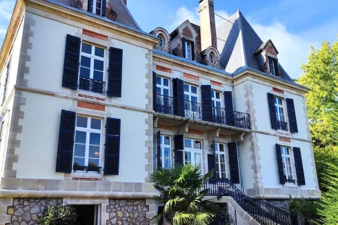 Superbe Château with 4 Hectares of Park and Prairie