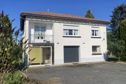 Pleasant Independent Country House on Basement with Enclose