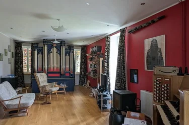 Large room - divisible into 2 bedrooms