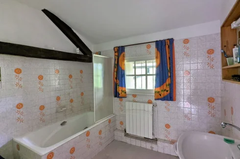 Bedroom 2, en suite bathroom