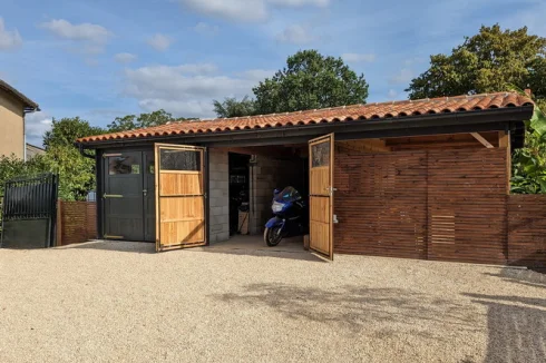 Garage / workshop / carport