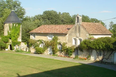 Chapel, old stables and pigeonnier