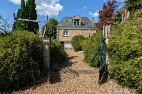 Cottage - towards basement and kitchen entrance