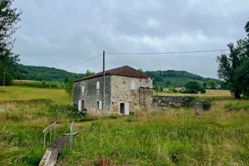 In the Heart of Nature, Ideally Located between Villeneuve Sur Lot and Agen, this Old Mill to Renovate Covers 146 m² of …