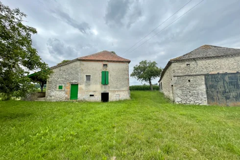 Charming Family Home with Barns and Vast Land - Near Villeneuve-Sur-Lot Discover this Haven of Peace in the Countryside,…