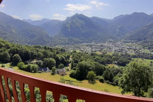 Stunning Views from this Charming Furnished Chalet