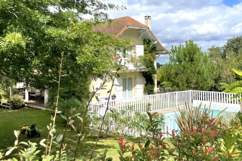 An Attractive Family Home with Guest Annex Offering Rental Potential, 10 mins South of Pau