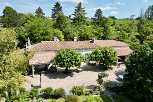 Charming 19th Century Farmhouse with Swimming Pool and Outbu