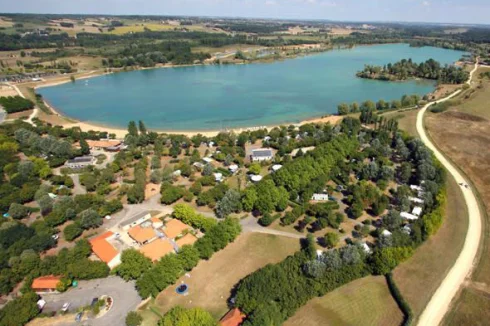 Nearby Parc de Saint-Cyr, with golf, lake and beach for swimming