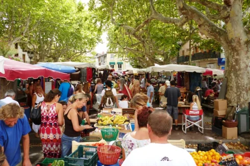 Esperaza's buzzing market, 3 mins' walk