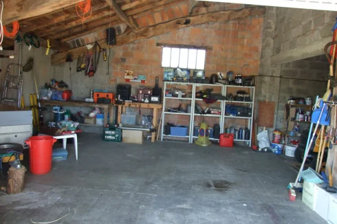 Large garage. L-shaped, workshop to the right.