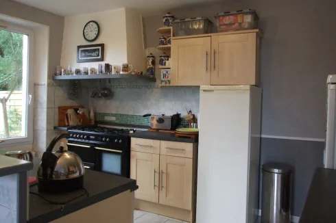 Part of L-shpaed kitchen. 17 cupboards. Range cooker + white goods included in sale.