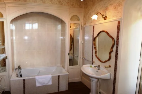 An old style bathroom