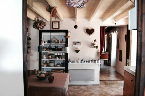 Kitchen with view on diningroom