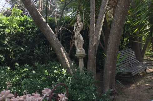 Garden with mill stone table & statue