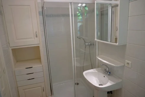 Groundfloor shower & toilet