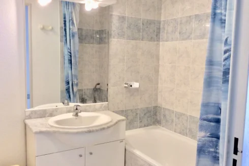 Bathroom with shower/bath