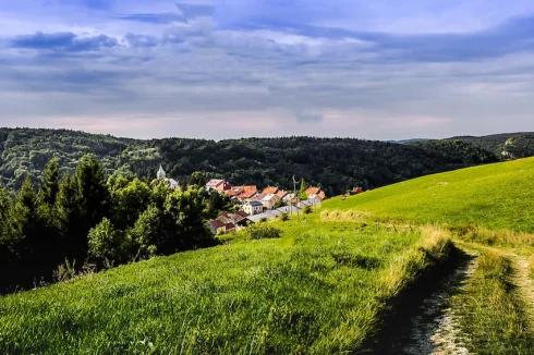 The easy hikking way to Les Bouchoux ( There is also a normal road )