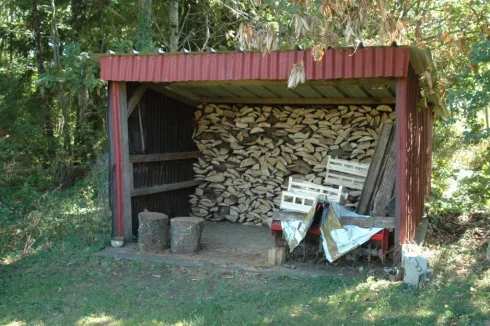 Covered wood shed for up to 23 m&sup3; of firewood, w/metal roof