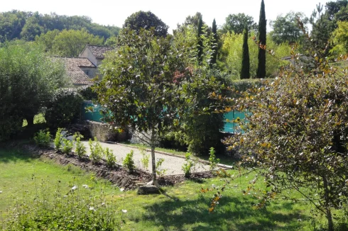 large mature garden with petanque terrain