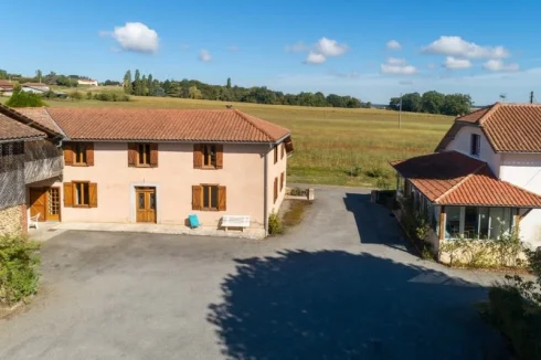 Villa and outbuilding Parking