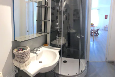 Bachelor Unit Modern Bathroom Entirely Renovated (2019)