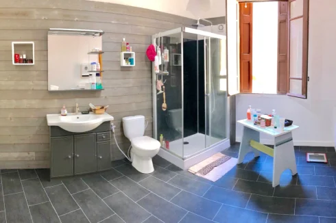 Large Master Bathroom, Space For Additional Bathtub Or Jacuzzi